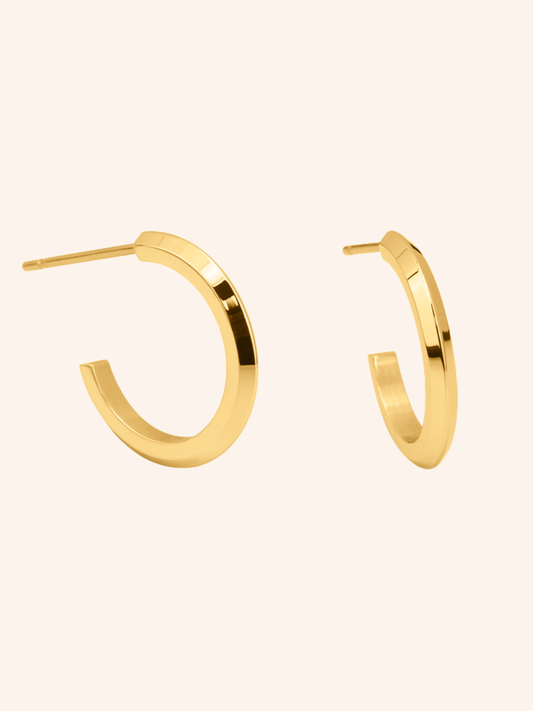 Dusk Hoop i 18k PVD-guld på ljus bakgrund