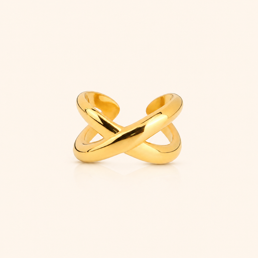 Fold Ring i 18k PVD-guld med korsad skulptural form på ljus bakgrund