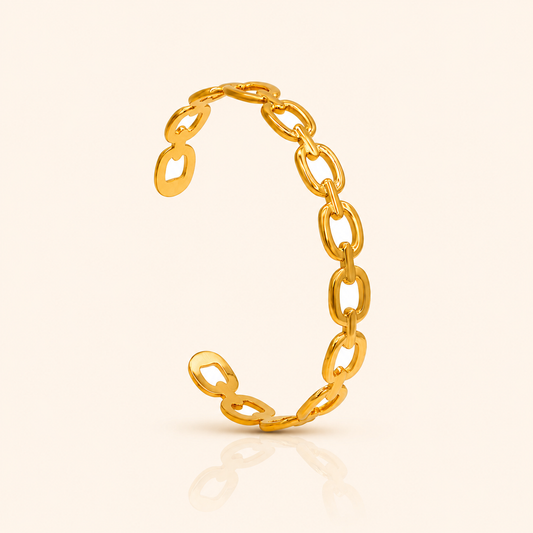 Loop Bracelet i 18k PVD-guld med öppna rundade länkar på ljus bakgrund