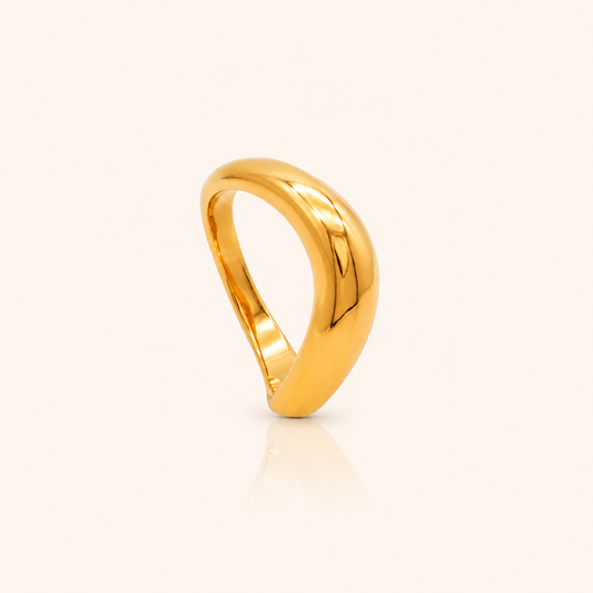 Swell Ring i 18k PVD-guld med mjukt asymmetrisk skulptural form på ljus bakgrund