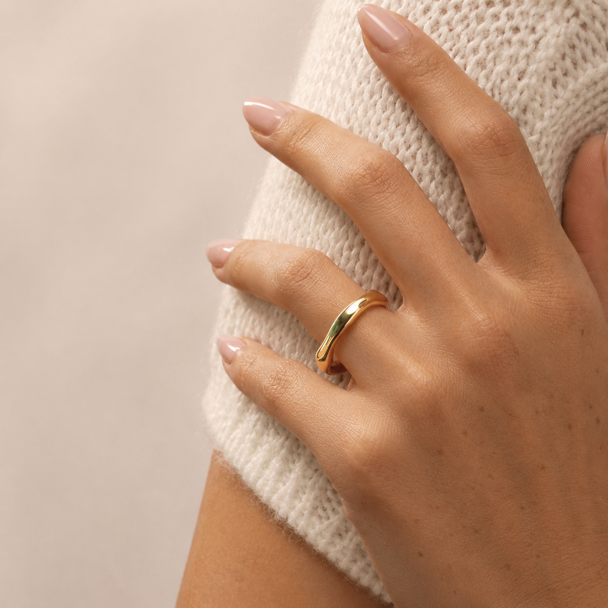 Trace Ring i 316 kirurgiskt stål och 18k PVD-guld, buren på hand mot mjuk stickad textil.