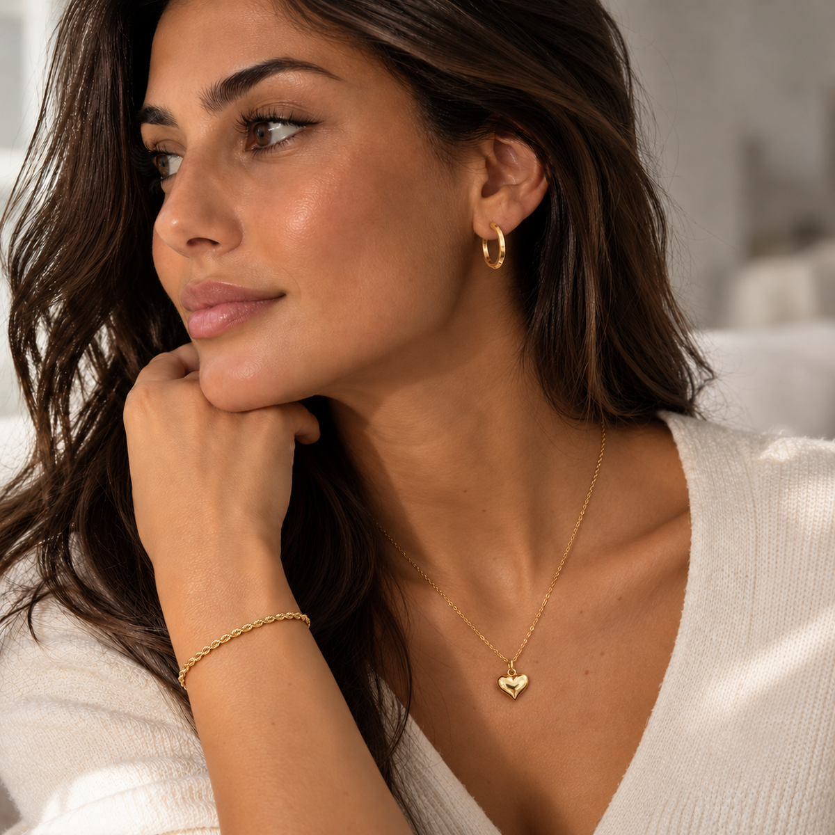 Modell bär Serein Arc Everyday Stack med Pulse Necklace, Dusk Hoop och Weave Bracelet i 18k PVD-guld
