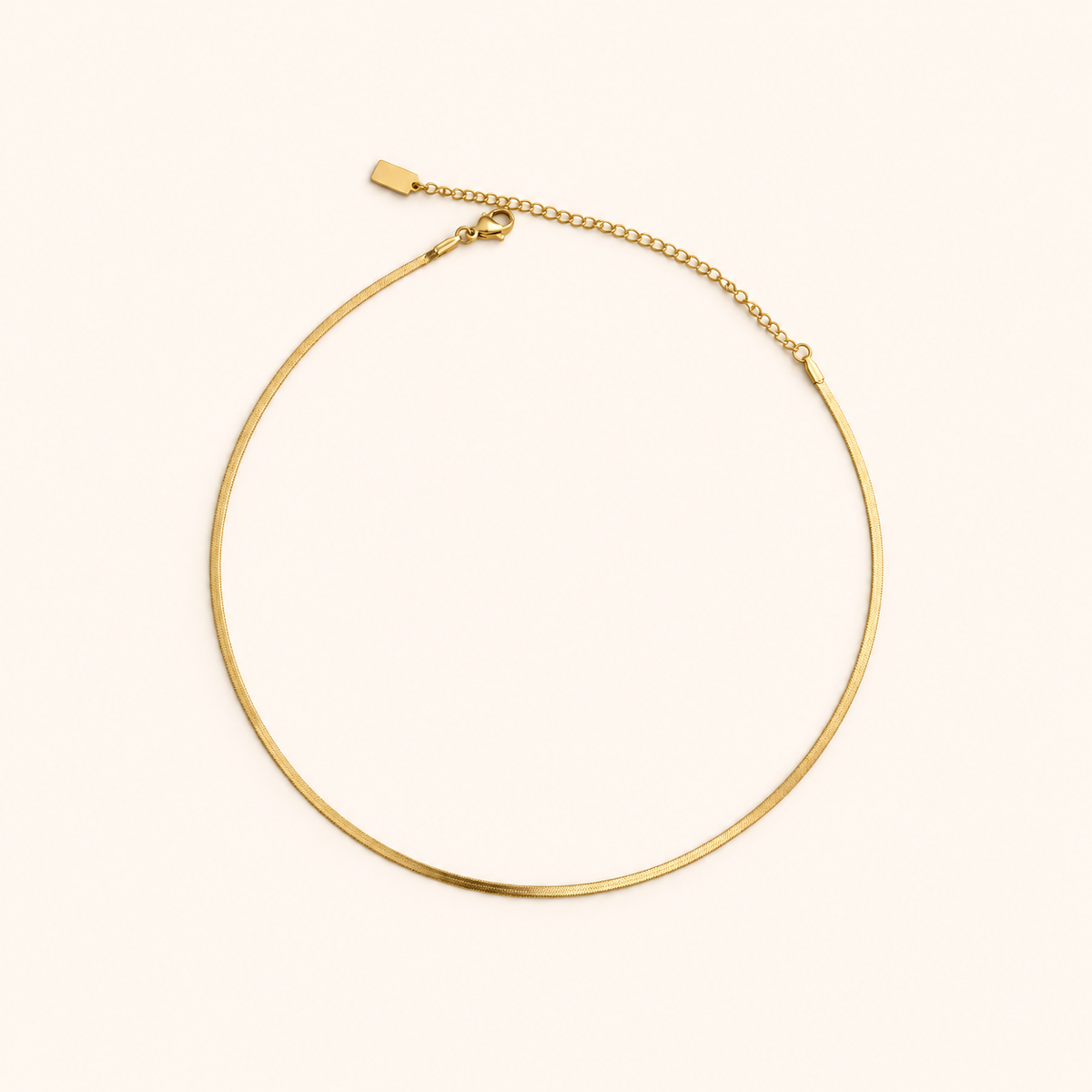 Lune Necklace 1,7mm i guld med platt kedja och justerbar längd på ljus bakgrund.