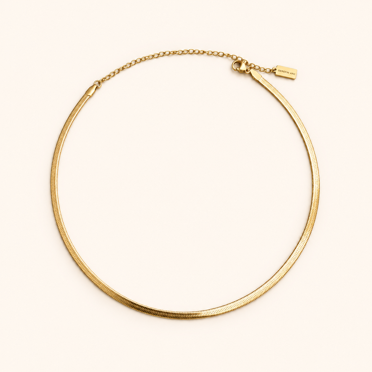 Lune Necklace 3mm i guld med platt kedja och justerbar längd på ljus bakgrund.