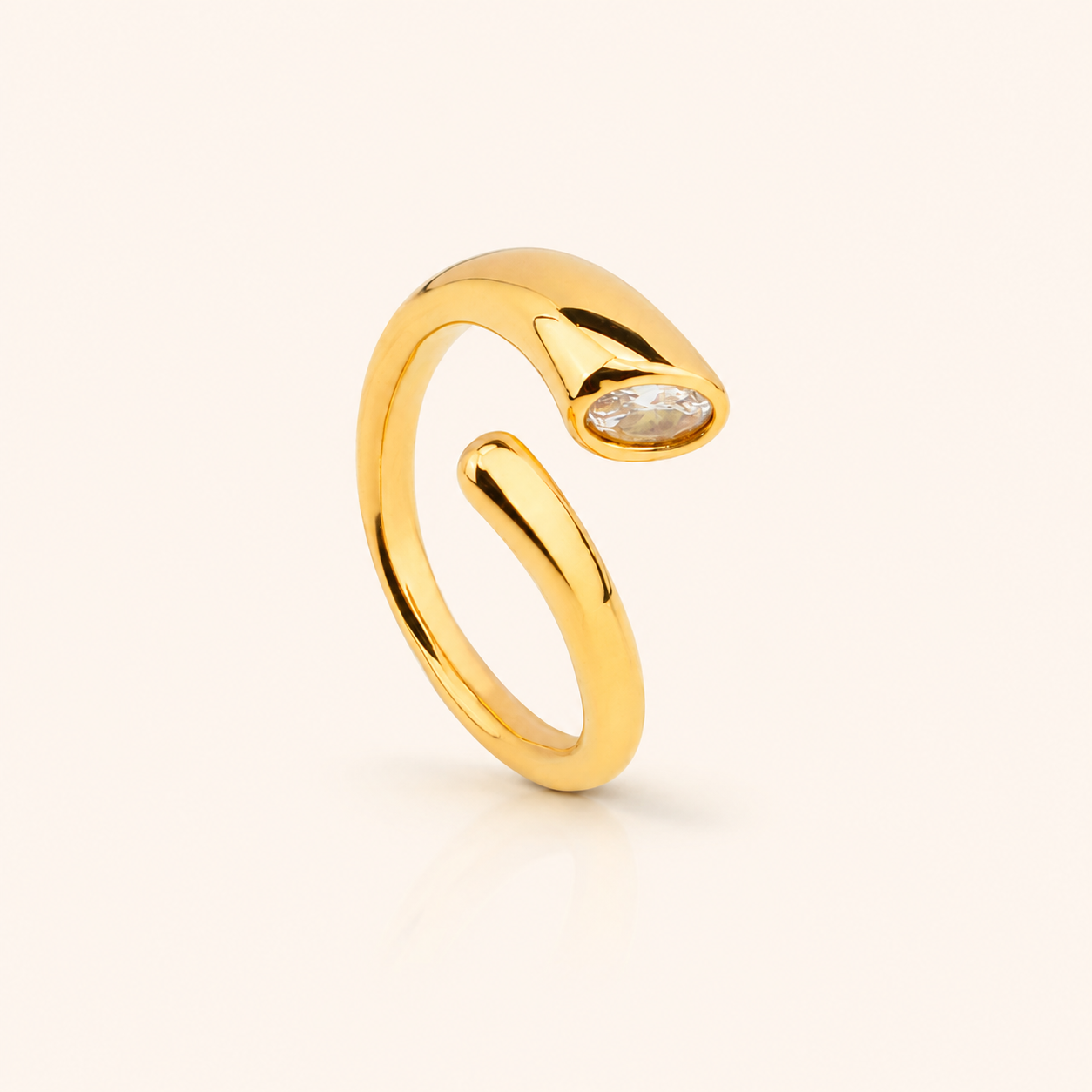 Aero Ring i 18k PVD-guld med öppen bågform och infattad sten på ljus bakgrund