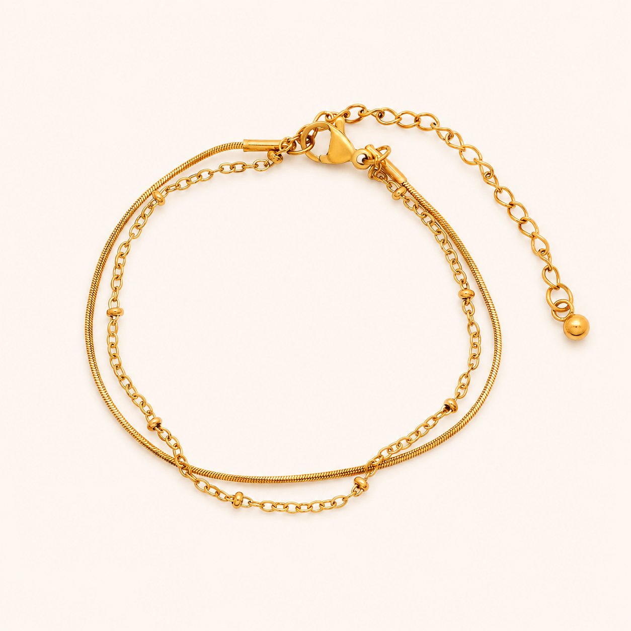 Current Bracelet i 18k PVD-guld med två kedjor i ett på ljus bakgrund