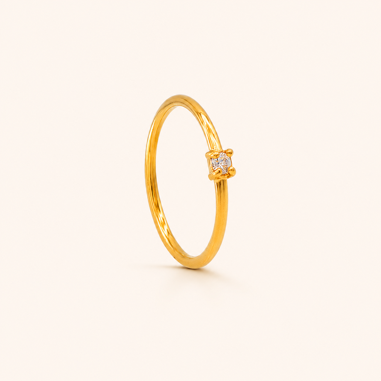 Dew Ring i 18k PVD-guld med liten zircon på ljus bakgrund