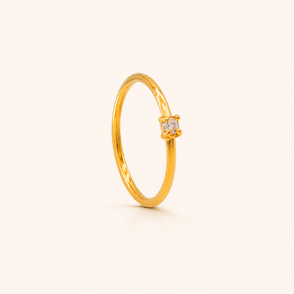 Dew Ring i 18k PVD-guld med liten zircon på ljus bakgrund