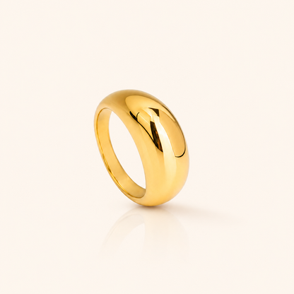 Dune Ring i 18k PVD-guld med fyllig rundad form på ljus bakgrund