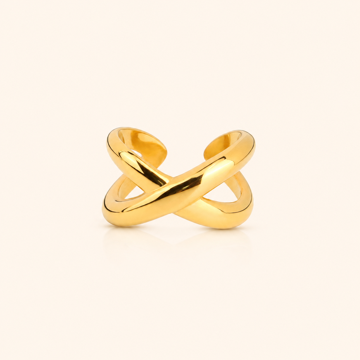 Fold Ring i 18k PVD-guld med korsad skulptural form på ljus bakgrund