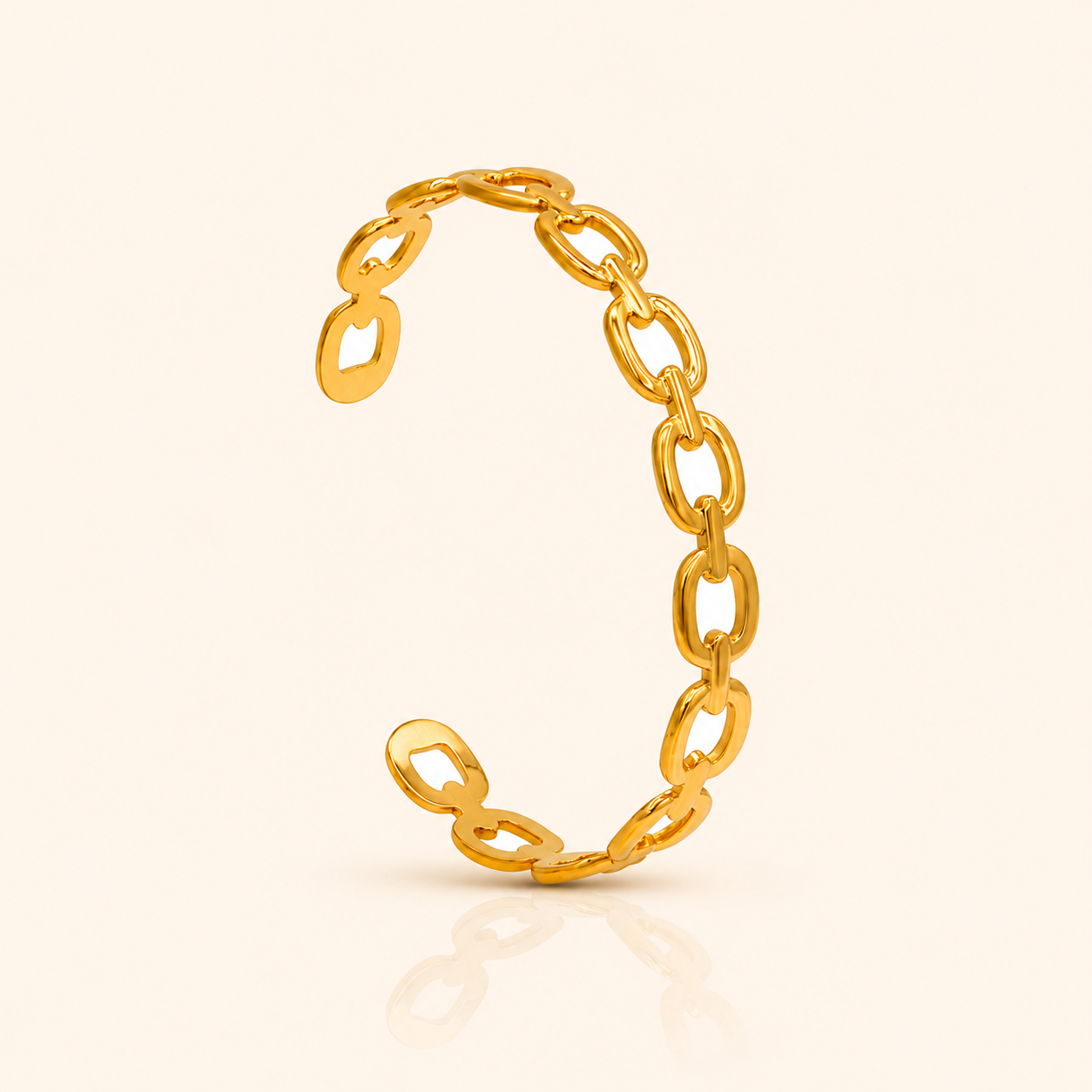 Loop Bracelet i 18k PVD-guld med öppna rundade länkar på ljus bakgrund