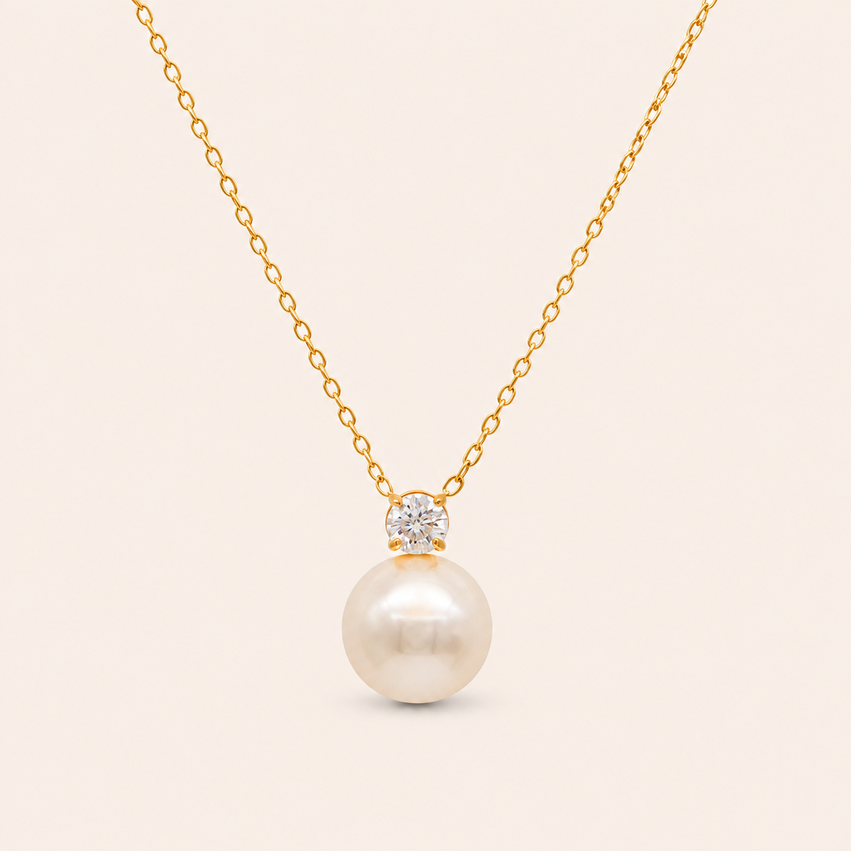 Lustre Necklace halsband i 18k PVD-guld med rund pärla och zirconia.