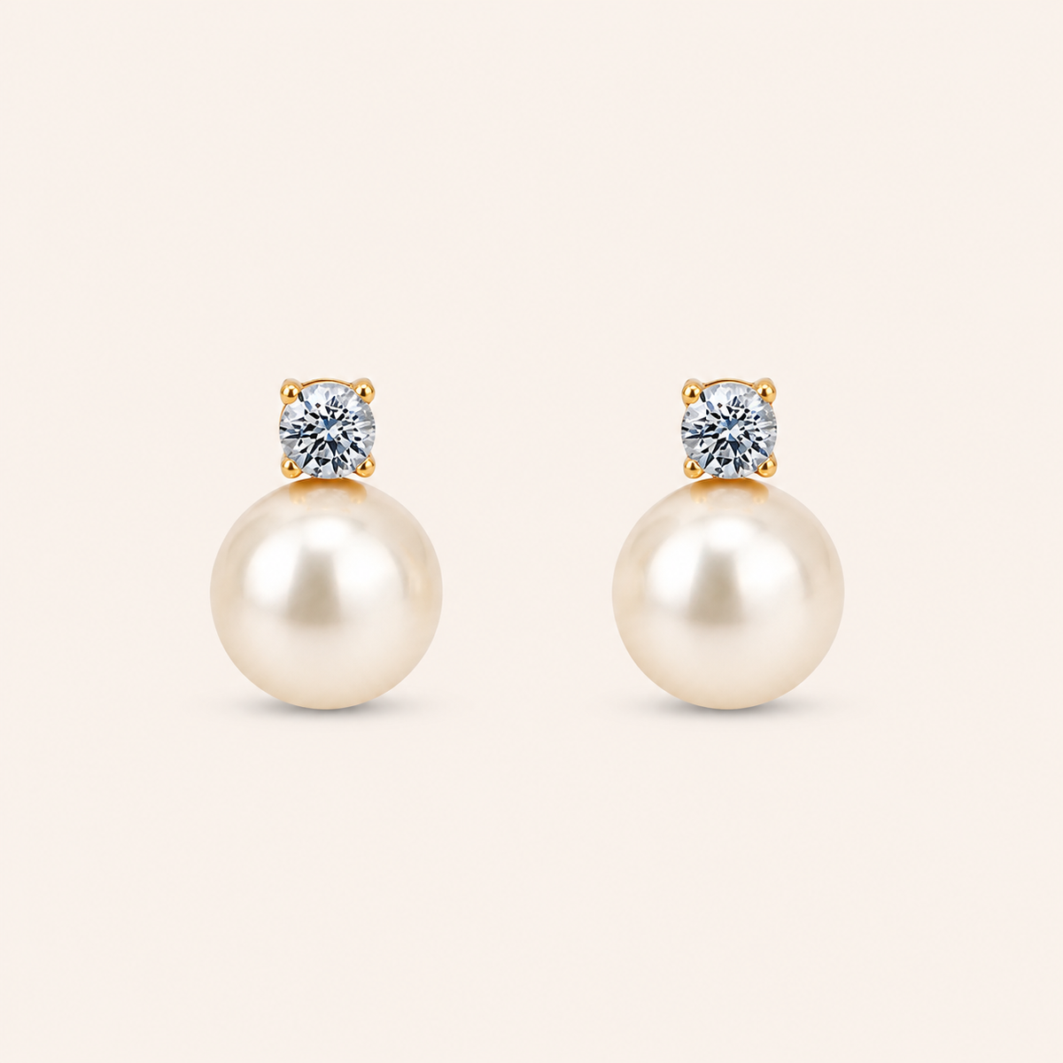 Lustre Stud örhängen i 18k PVD-guld med zircon och rund pärla på ljus bakgrund