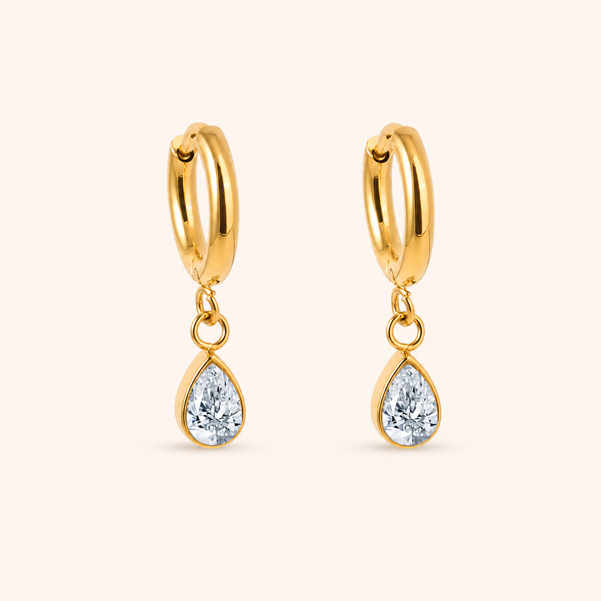 Mini Drop Huggies örhängen i 18k PVD-guld med droppformad zirconia charm