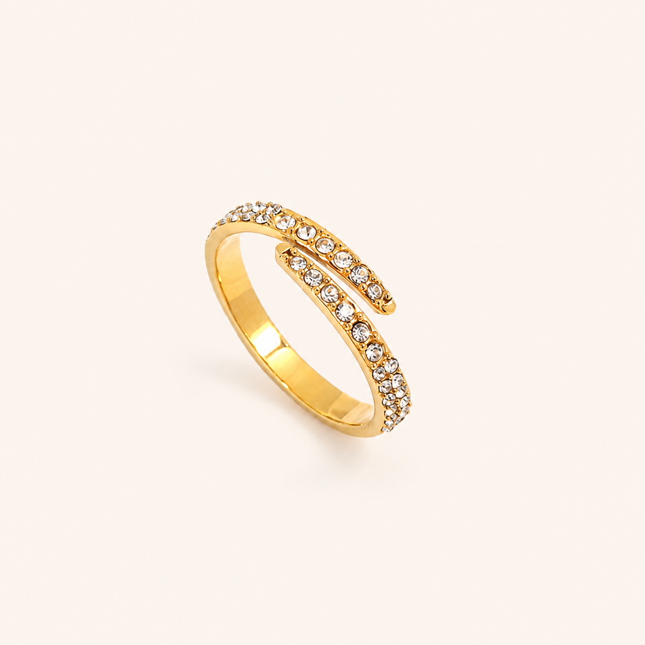 Orbit Ring i 18k PVD-guld med öppen form och två rader zircon på ljus bakgrund