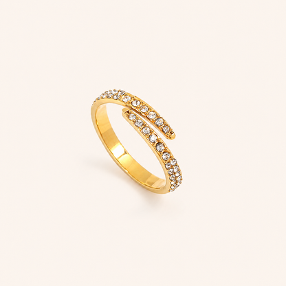 Orbit Ring i 18k PVD-guld med öppen form och två rader zircon på ljus bakgrund