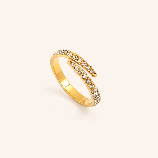 Orbit Ring i 18k PVD-guld med öppen form och två rader zircon på ljus bakgrund
