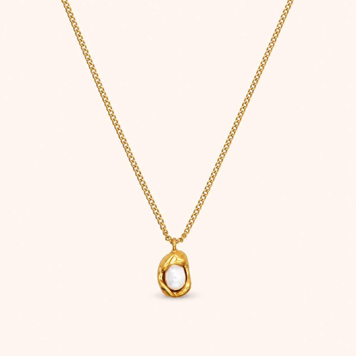 Oyster Necklace i 18k PVD-guld med naturlig sötvattenspärla i organiskt hänge på ljus bakgrund