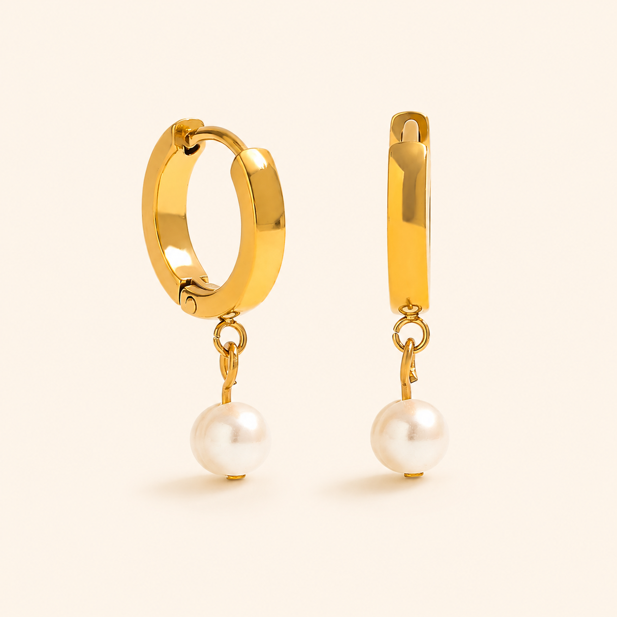 Pearl Drop örhängen i 18k PVD-guld med hängande pärla på ljus bakgrund