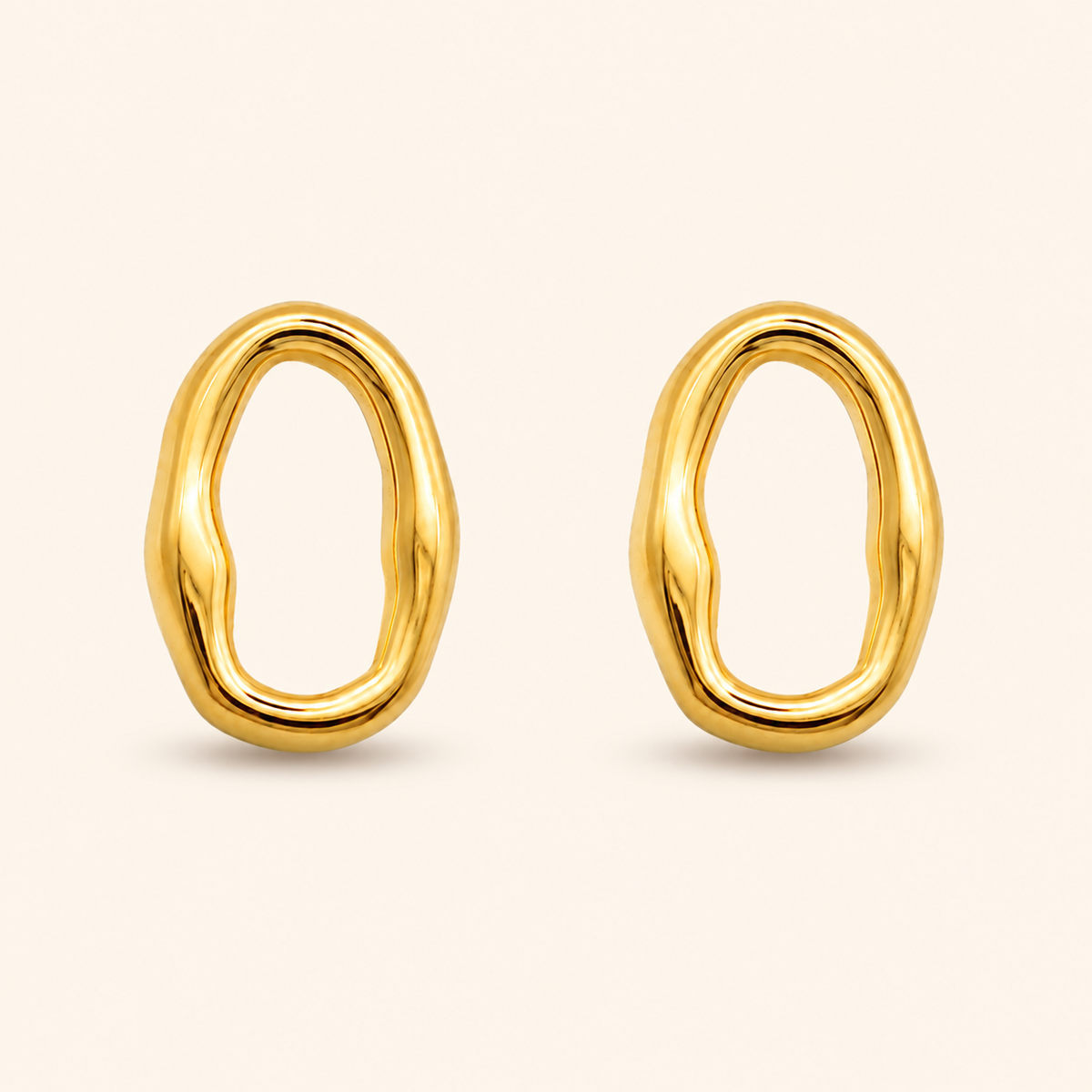 Pebble Stud örhängen i 18k PVD-guld med öppen oregelbunden oval form på ljus bakgrund