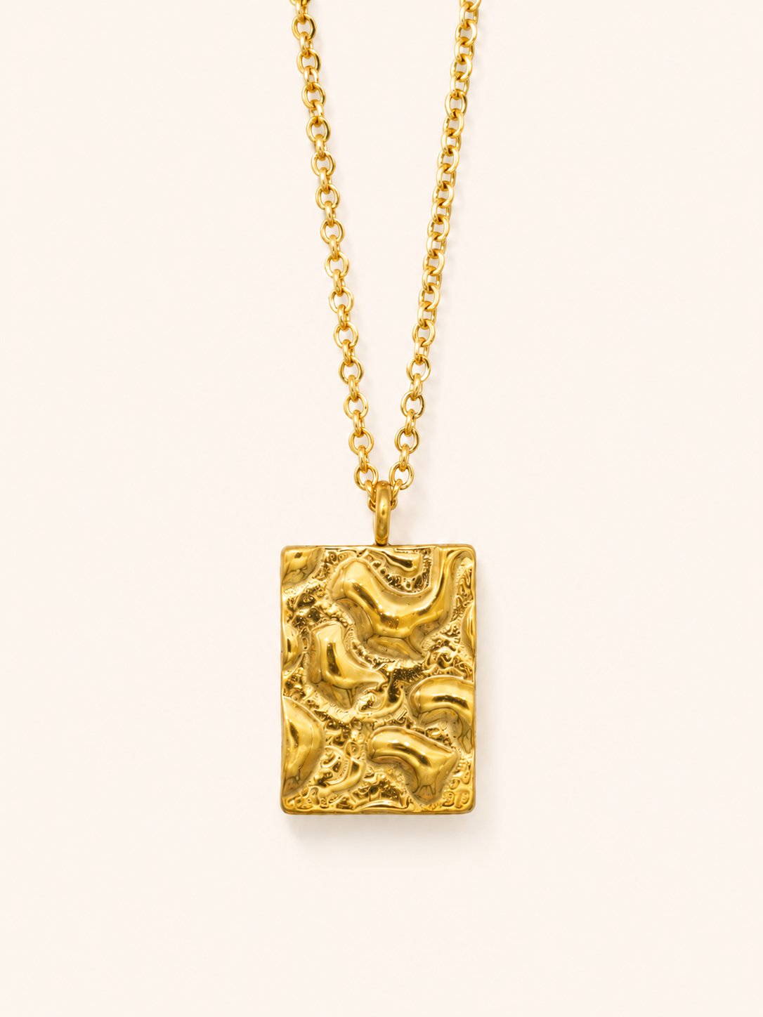 Relief Necklace i 18k PVD-guld med rektangulärt texturerat hänge på ljus bakgrund