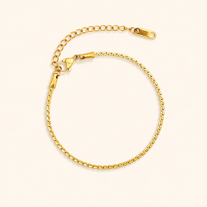 Ripple Bracelet i 18k PVD-guld med tvinnad kedja på ljus bakgrund