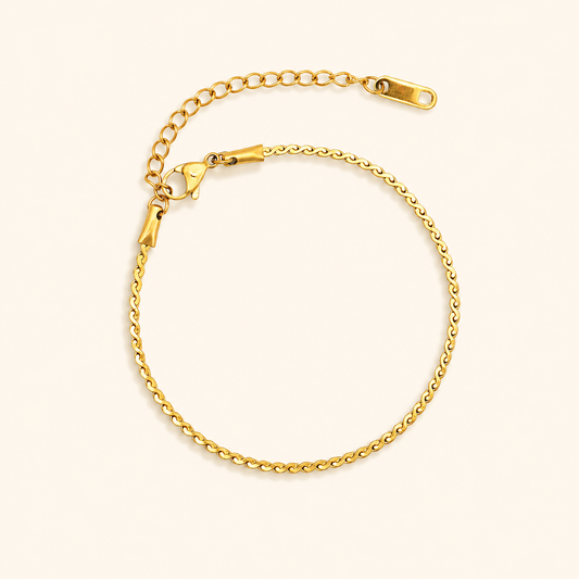 Ripple Bracelet i 18k PVD-guld med tvinnad kedja på ljus bakgrund