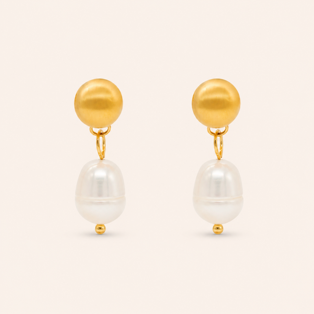 Satin Pearl Drop örhängen i 18k PVD-guld med satinfinishad kula och hängande sötvattenspärla