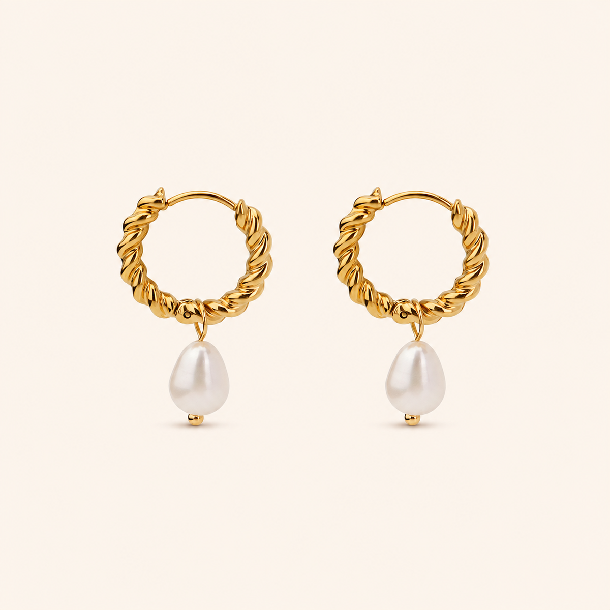 Tide Pearl Hoop i 18k PVD-guld med tvinnad form och hängande sötvattenspärla på ljus bakgrund