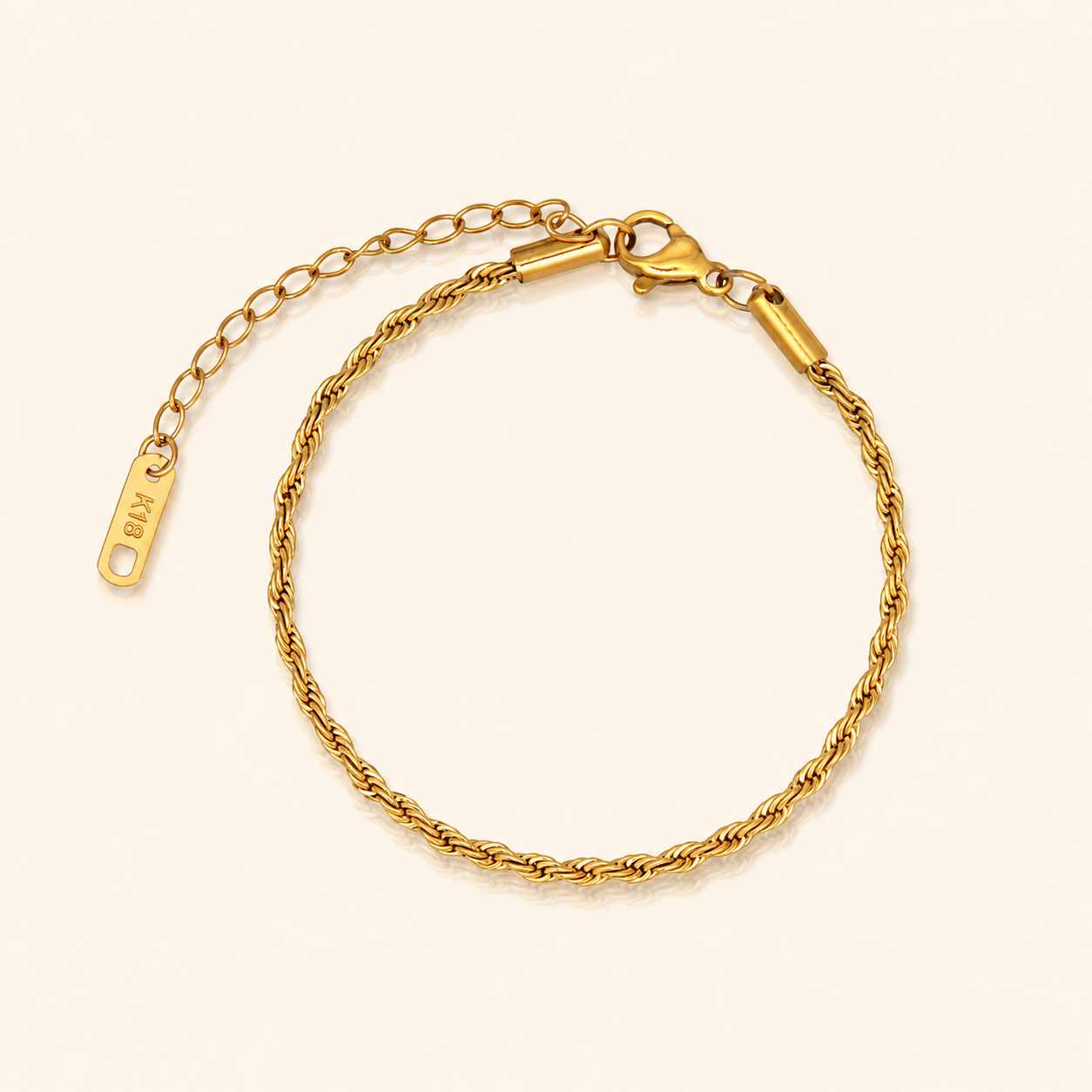 Weave Bracelet i 18k PVD-guld med tvinnad kedjestruktur på ljus bakgrund