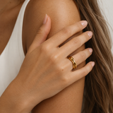 Trace Ring 2-pack i 316 kirurgiskt stål och 18k PVD-guld, två mjukt formade guldringar burna tillsammans på hand.